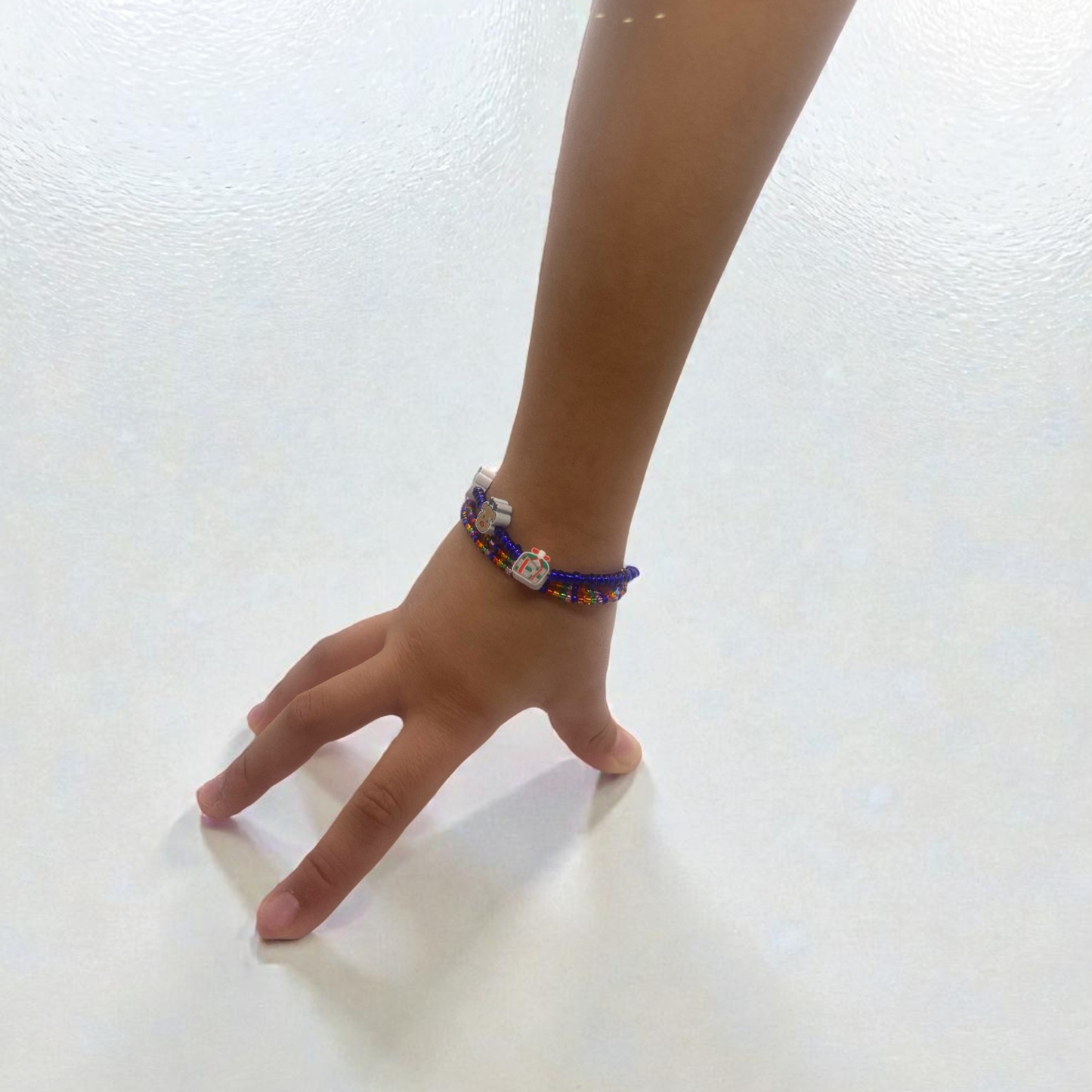 Stylish Holiday Bracelet for Little Girls – Multicolor Beads with 3 Christmas Charms