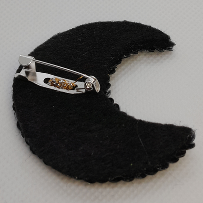 Luxury Handmade Ramadan Brooch for Women – High-End Paillettes, Beads & Faux Pearl Pin (Gold or Black)